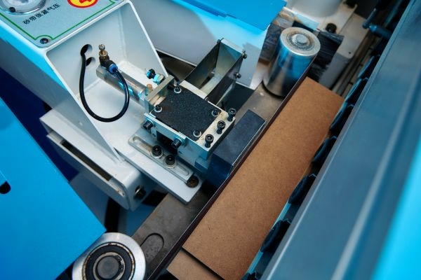 Автоматический кромко-шлифовальный станок KDT S-К1S2J2W2-S