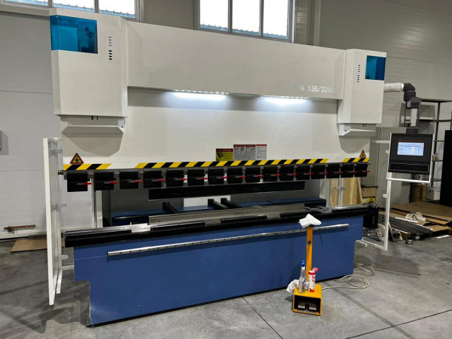 Синхронизированный гидравлический листогибочный пресс KPA 135-3200