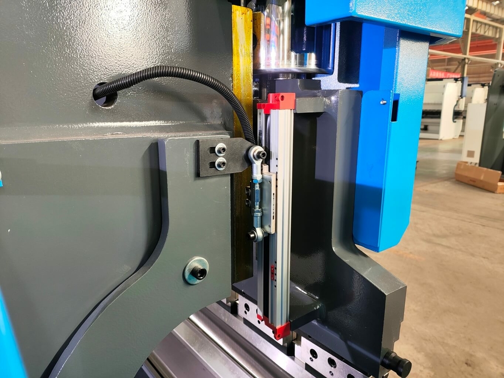 Листогибочный пресс с ЧПУ MetalTec HBС 110/2500 4+1 ЧПУ МТ-15