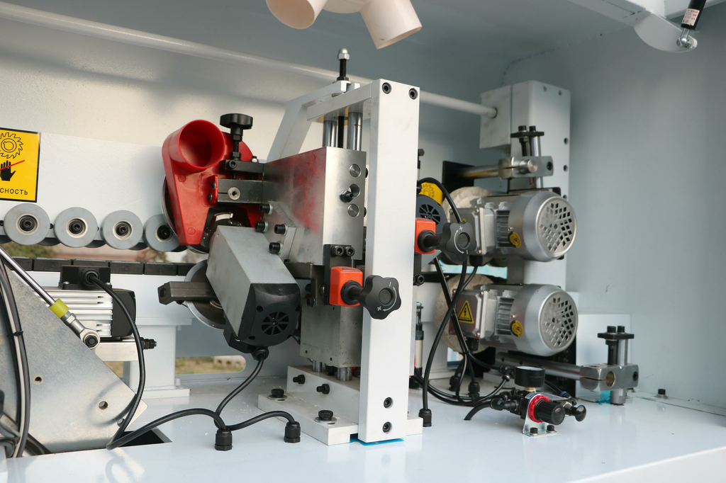 Автоматический кромкооблицовочный станок DELTAMACHINERY DM-300