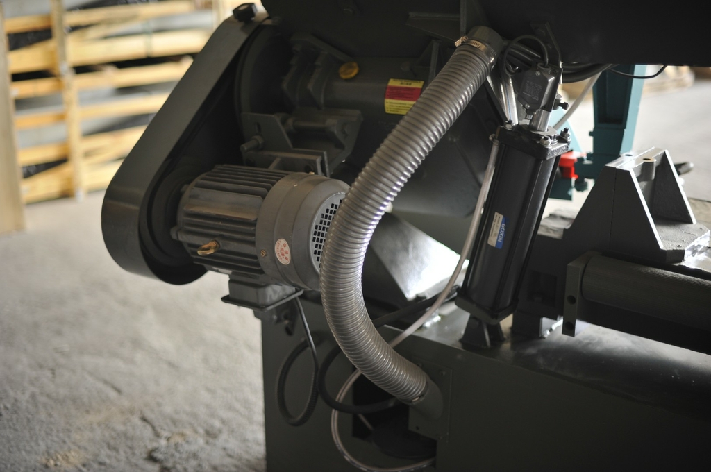 Ленточнопильный станок по металлу Ltt GB 4028