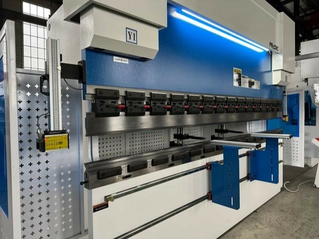 Вертикальный листогибочный пресс CNC-PBA 300х4100 с ЧПУ DELEM DA-66T