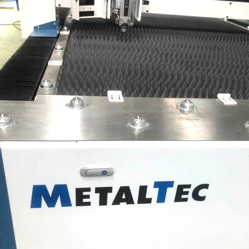 Лазерный станок для резки металла MetalTec 1530C (3000W, ручная смена столов)