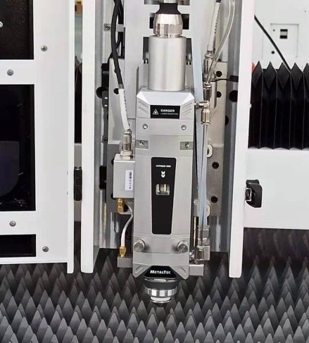 Лазерный станок для резки металла MetalTec 1530C (3000W, ручная смена столов)