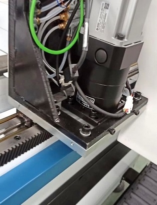 MetalTec 1530C (1500W) оптоволоконный лазерный станок для резки металла с ручной сменой рабочих столов met1546