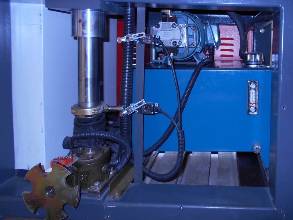 Ленточно-пильный делительный станок LTT MJ3971x400