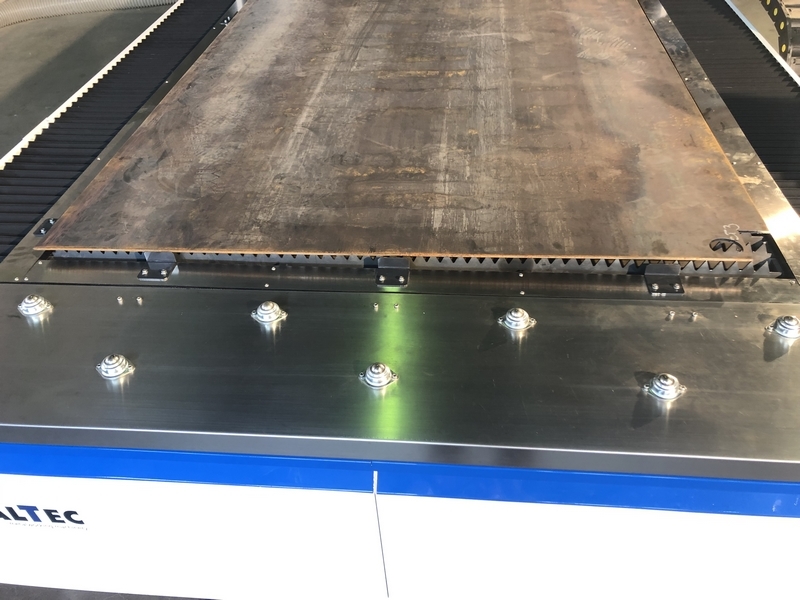 Оптоволоконный лазерный станок для резки металла MetalTec 1530 (1000W)