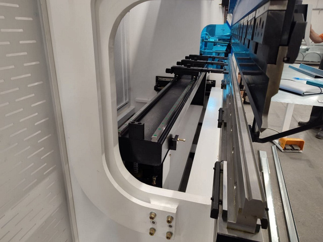 Гидравлический листогибочный пресс SMD PBA 170-3200