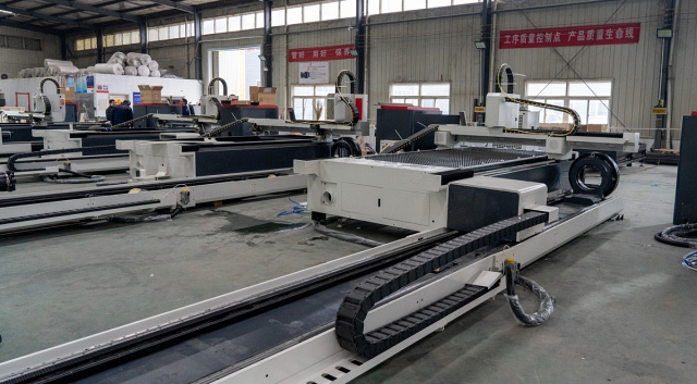 Оптоволоконная установка лазерного раскроя с модулем для обработки труб LX