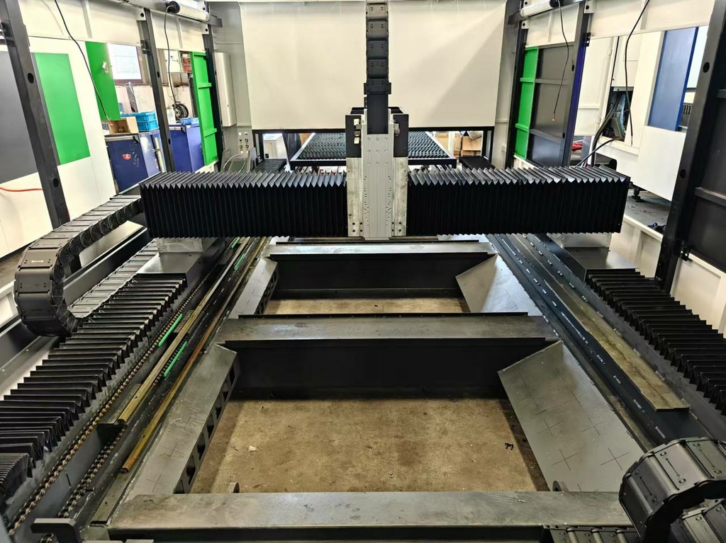 Кабинетный станок для лазерной резки листового металла INTERLASER PRO C3015 12000