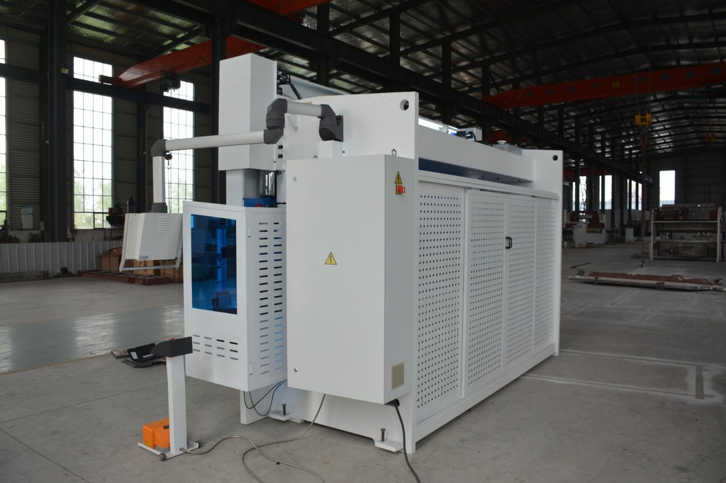 Вертикальный листогибочный пресс CNC-PBA 300х4100 с ЧПУ DELEM DA-66T