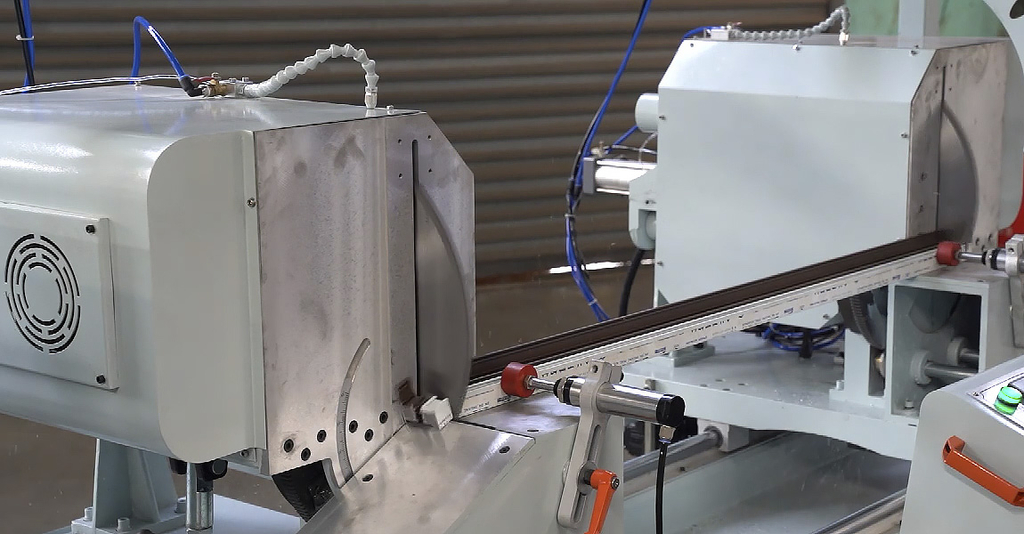 Двухголовый полуавтоматический пильный станок LJZ2-450х3700 для резки профиля из алюминия и ПВХ