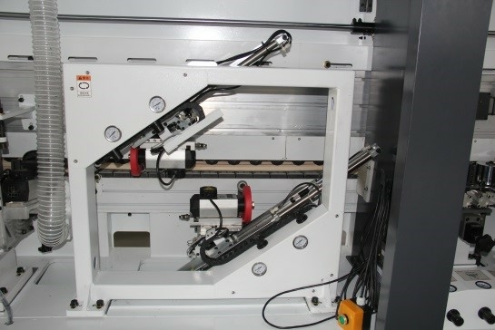 Кромкооблицовочный автоматический станок  BJD F832JSR