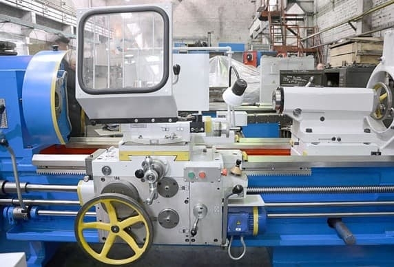 Универсальный токарный станок 1М63/2800