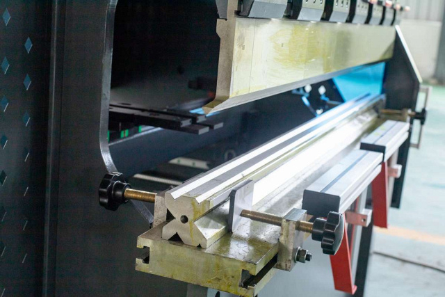 Гидравлические листогибочные прессы IRONMAC HPB-T 80/2500