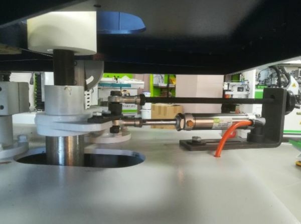 Односторонний шлифовальный станок проходного типа для криволинейных и прямолинейных брусковых деталей, мод. LIGA GB-800A