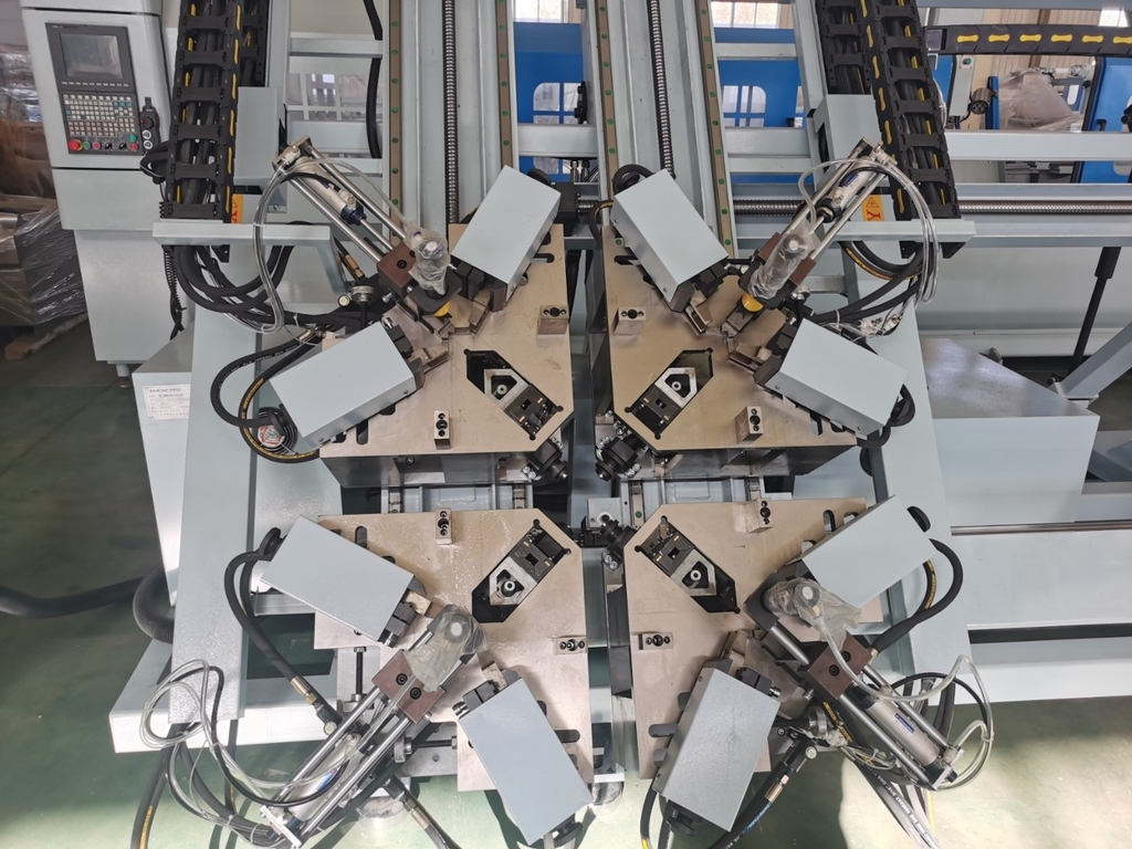 Четырехголовочный углообжимной станок LM4S-100х2200х3000 с ЧПУ