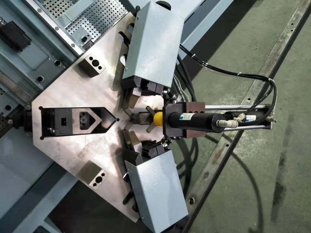 Четырехголовочный углообжимной станок LM4S-100х2200х3000 с ЧПУ