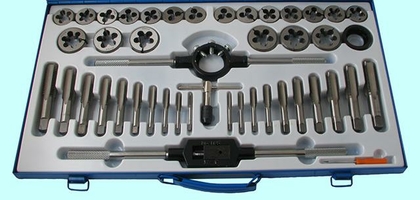 Вороток,плашкодержатель и по 20 метчиков и плашек М6-М24 в пласт. кейсе (45 позиций) "CNIC"