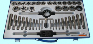 Вороток,плашкодерж-ль и по 20 метчиков и плашек М6-М24 в мет. коробке (45 позиций) "CNIC"