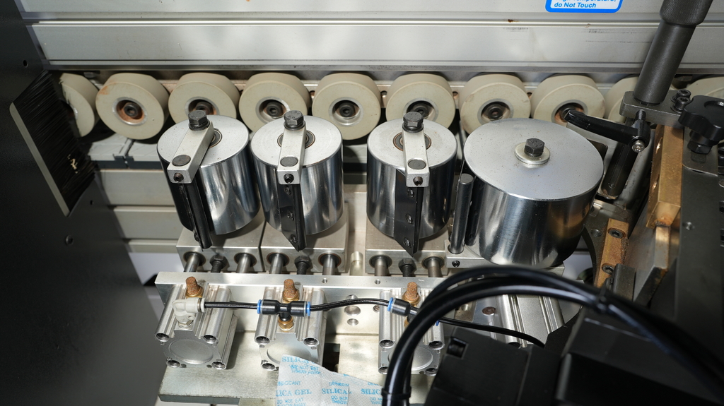 Автоматический кромкооблицовочный станок с серво-перенастройкой основных узлов ADVANTAGE 5000RF SERVO