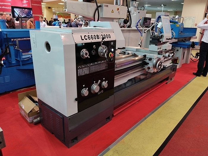 Универсальный токарный станок LC660B/2000 (аналог станка ДИП-300)