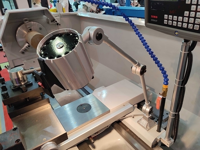 Универсальный токарный станок LC660B/2000 (аналог станка ДИП-300)