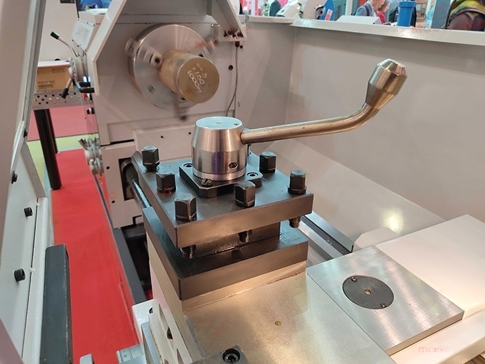 Универсальный токарный станок LC660B/2000 (аналог станка ДИП-300)