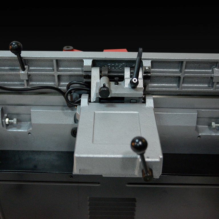 Фуговальный станок warrior w0102 230в  ширина стола 200мм мощность двигателя 2,2 квт параллелограммная регулировка столов  3