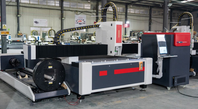 Оптоволоконная установка лазерного раскроя с модулем для обработки труб LX