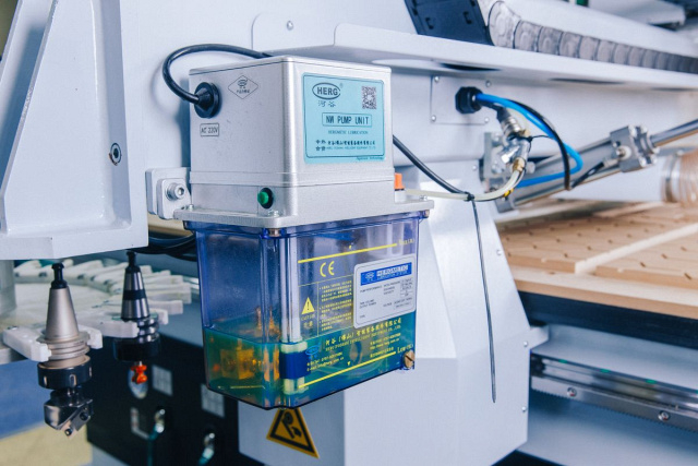 Фрезерный обрабатывающий центр с ЧПУ с автоматическим толкателем Beaver i-NEST