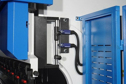 Листогибочный гидравлический пресс с ЧПУ TP10S MetalTec HBM