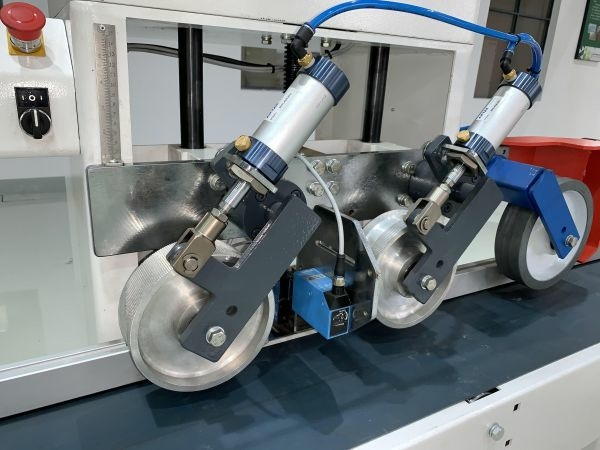 Автоматический торцовочный станок с функцией вырезки дефектов и оптимизации JANGJA AM8424 / EM8441