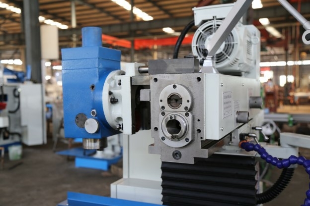 Широкоуниверсальный фрезерный станок FHU2-40