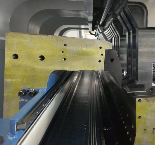 Автоматический панелегиб YAWEI c автосменой прижимного инструмента FBE 3220