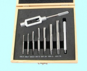 Вороток и  7 метчиков М3-М12 9ХС в дер. коробке "CNIC"