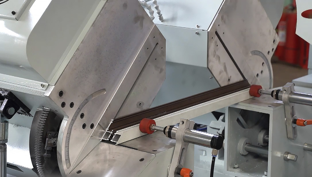 Двухголовый полуавтоматический пильный станок LJZ2-450х3700 для резки профиля из алюминия и ПВХ