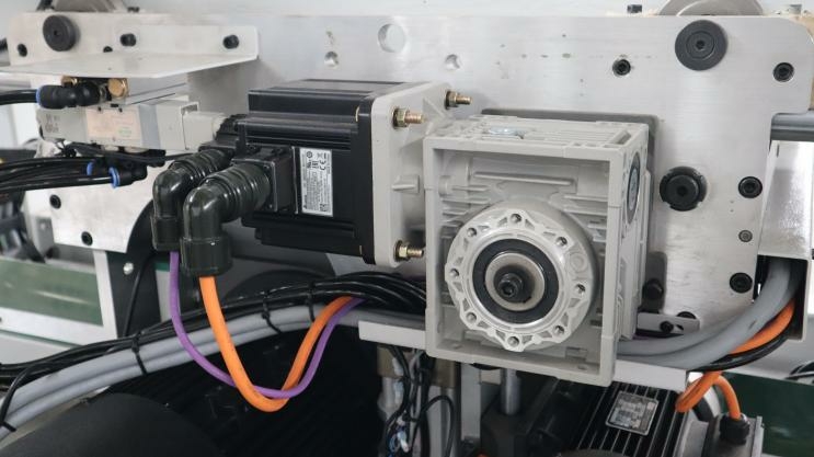 Форматно-раскроечный центр с ЧПУ HOLD HP330L