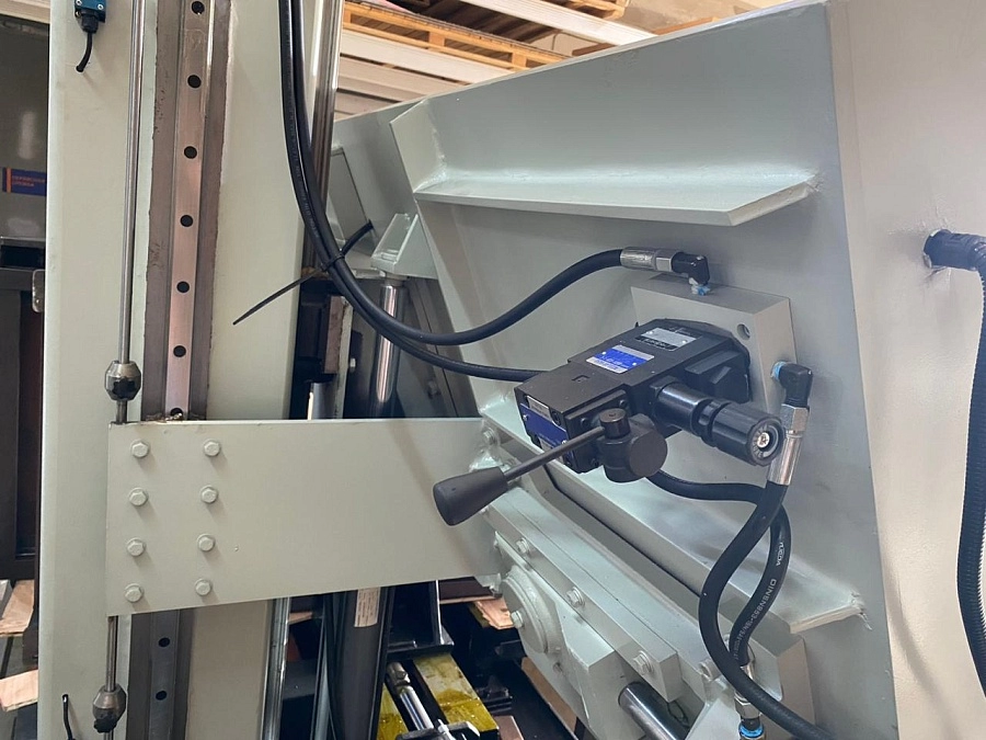 Гидравлический ленточнопильный колонный станок Stalex SBS-650 (12020650)