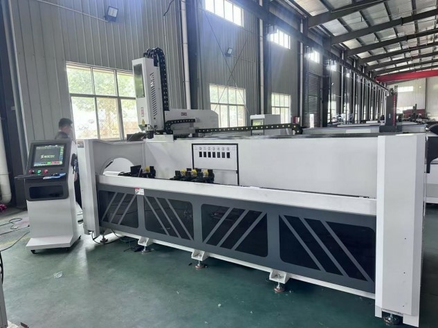 4-х осевой центр с ЧПУ C-4000A для обработки алюминиевого профиля c поворотным столом и автоматической сменой инструмента