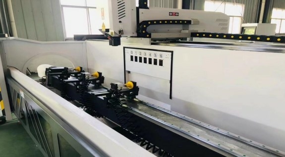 4-х осевой центр с ЧПУ C-4000A для обработки алюминиевого профиля c поворотным столом и автоматической сменой инструмента