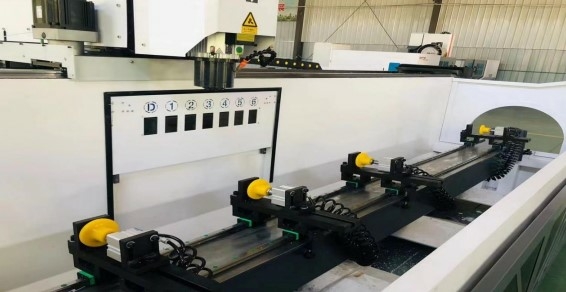 4-х осевой центр с ЧПУ C-4000A для обработки алюминиевого профиля c поворотным столом и автоматической сменой инструмента