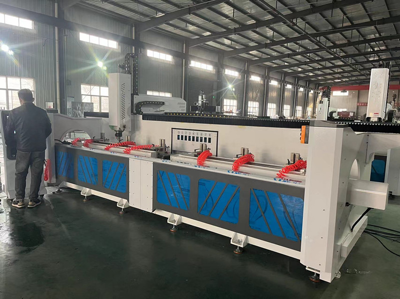 4-х осевой центр с ЧПУ C-4000A для обработки алюминиевого профиля c поворотным столом и автоматической сменой инструмента