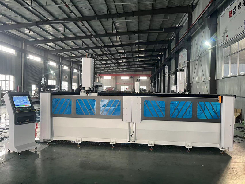 4-х осевой центр с ЧПУ C-4000A для обработки алюминиевого профиля c поворотным столом и автоматической сменой инструмента