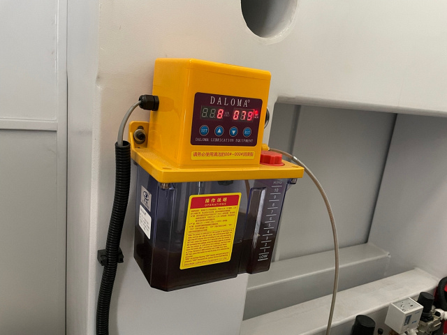 Пятиосевой обрабатывающий центр с ЧПУ QUADRO DEFENDER 3020