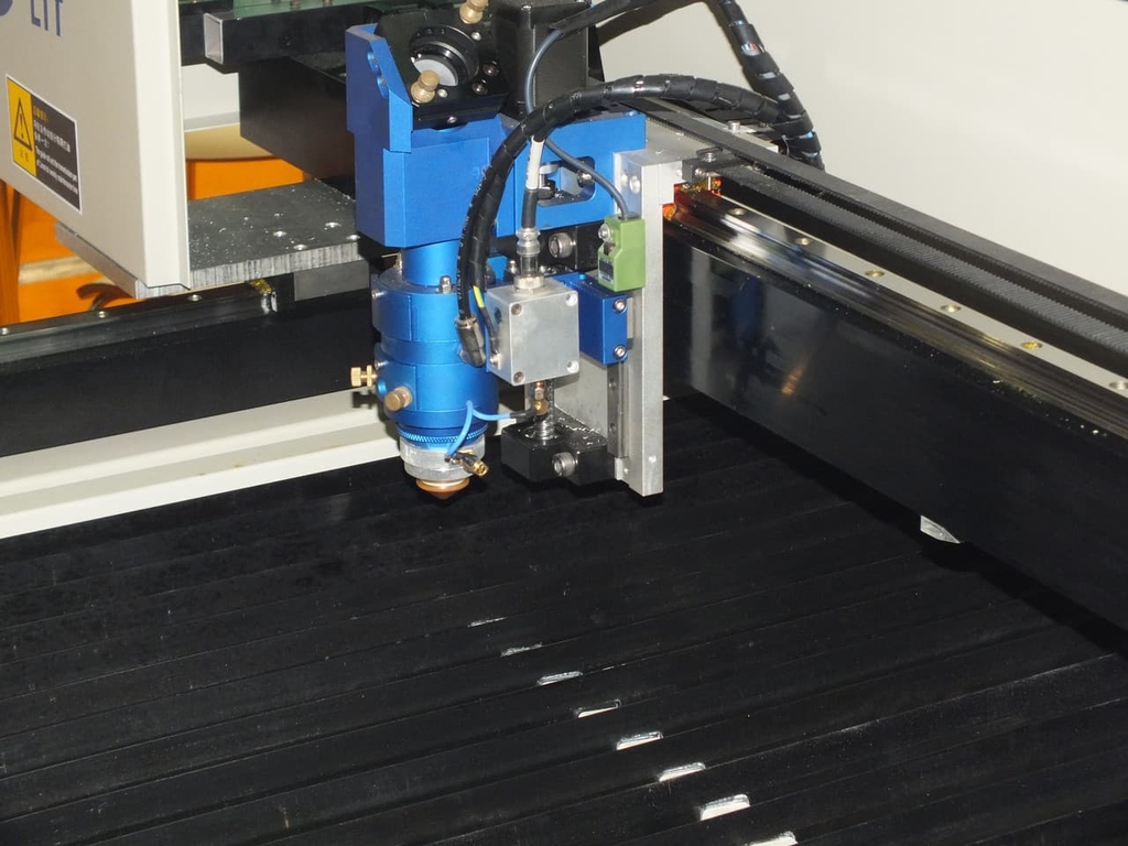 Лазерно-гравировальный станок LТТ Z2513QH