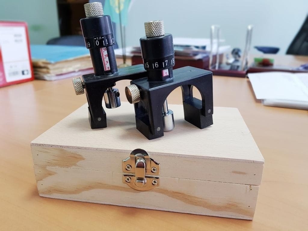 Магнитное устройство для выставления ножей в ножевых барабанах