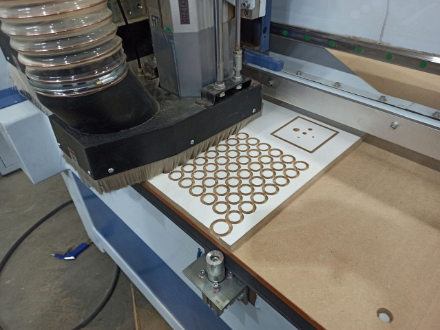 Фрезерный обрабатывающий центр с ЧПУ с автоматическим толкателем Beaver i-NEST BH PRO