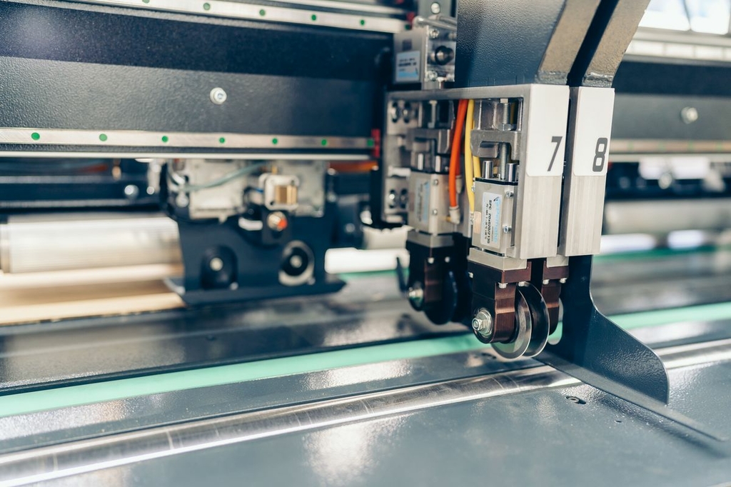 Автоматический станок для резки и рилевки картона NEOBOX 8