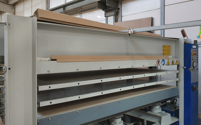 Гидравлический горячий пресс с автоматической загрузкой и выгрузкой Vario Press 30/15AF